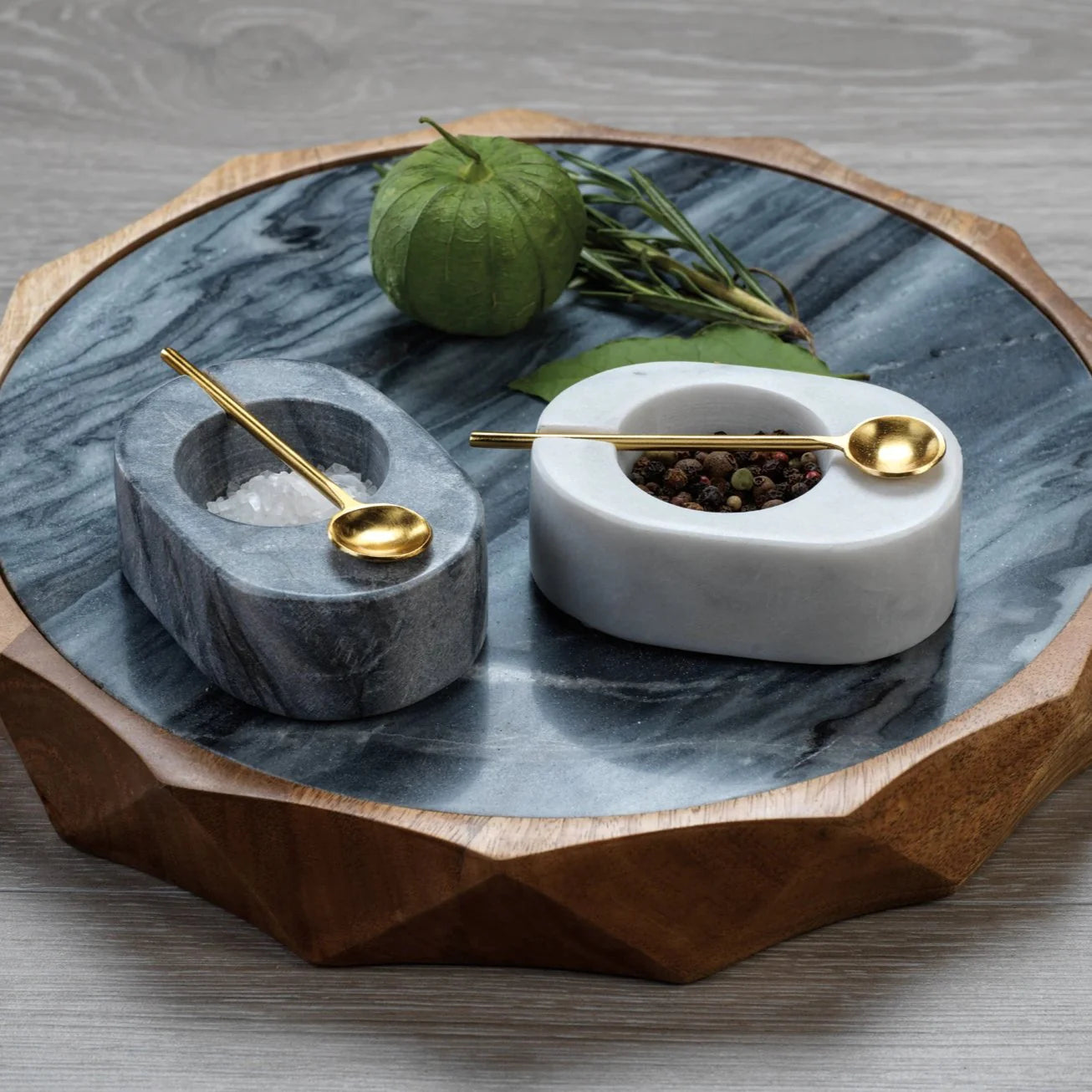 DINING & ENTERTAINING